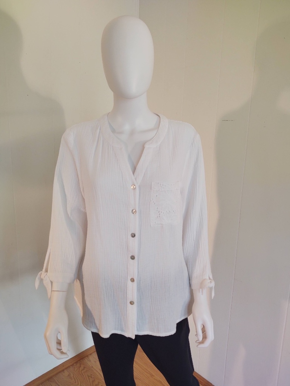 EUC Alfred Dunner M 100% Textured Cotton White Eyelet Floral Tie Sleeve Buttons